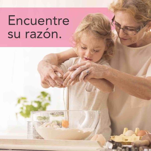 Una abuela ayudando a su nieto a romper un huevo en un tazón. El texto sobre ellos dice “Encuentre su razón”.